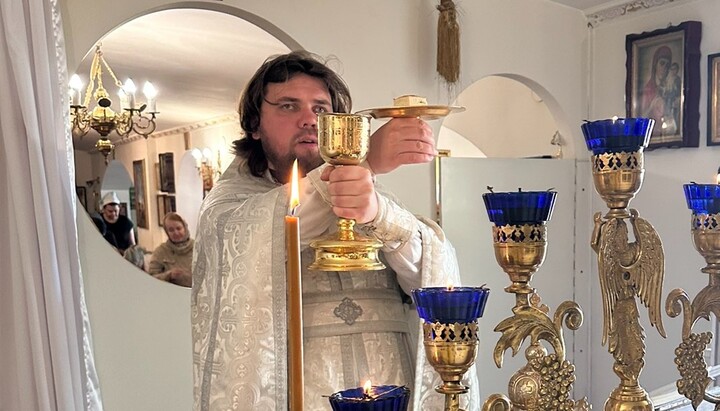 Протоієрей Олександр Чернядьєв на Літургії. Фото: Фейсбук Троїцького храму