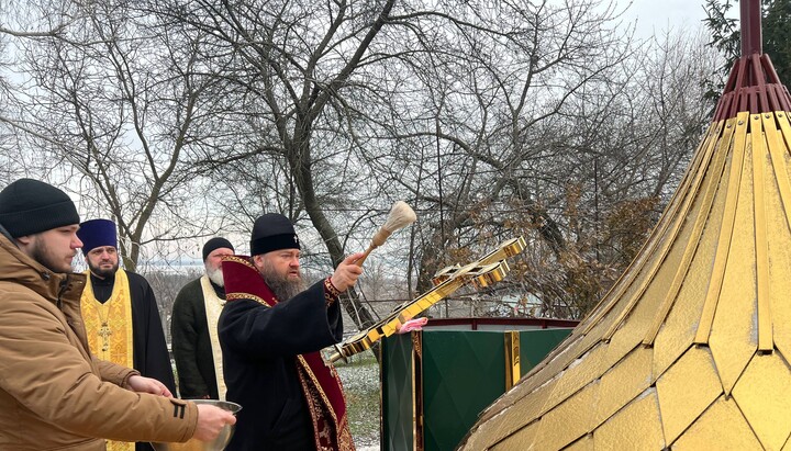 Consecration of the dome and cross for a UOC church under construction in Auly, Dnipropetrovsk Region. Photo: Kamianske Eparchy