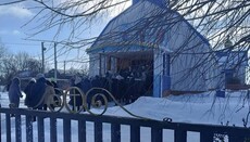У Кузьмині рейдери зрізали замки на храмі УПЦ, йде захоплення