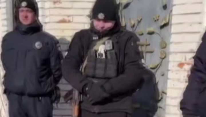 Поліцейські біля входу до Миколаївського Крупицького монастиря УПЦ. Фото: скріншот відео «Дозора»