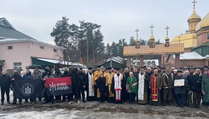 Захватчики храма Иоанна воина в Быковне. Фото: ФБ-странца Сергея Горобцова