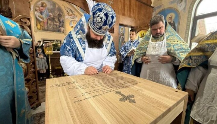 Митрополит Ровенский и Острожский Пимен освятил престол Сретенского храма. Фото: пресс-служба епархии