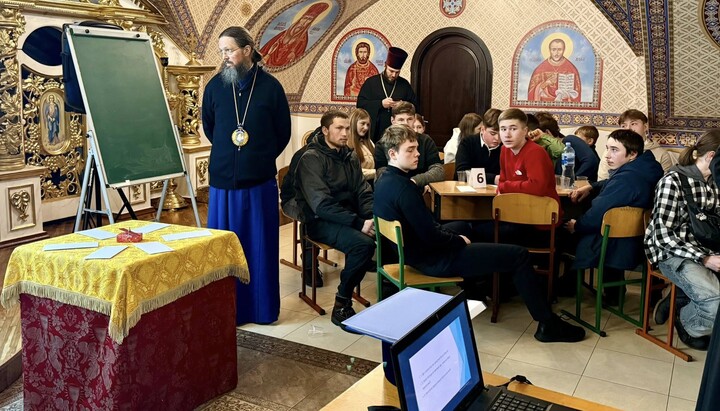 Brain ring among representatives of the youth movement of Zhytomyr Eparchy. Photo: Facebook of Metropolitan Nikodim