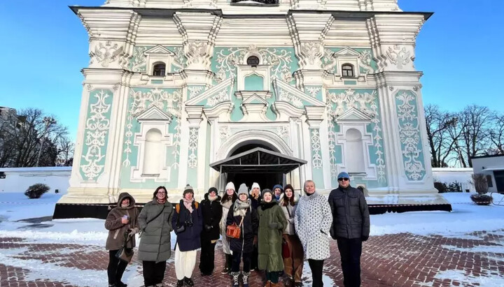 Представители ЮНЕСКО возле Софии в Киеве. Фото: life.kyiv