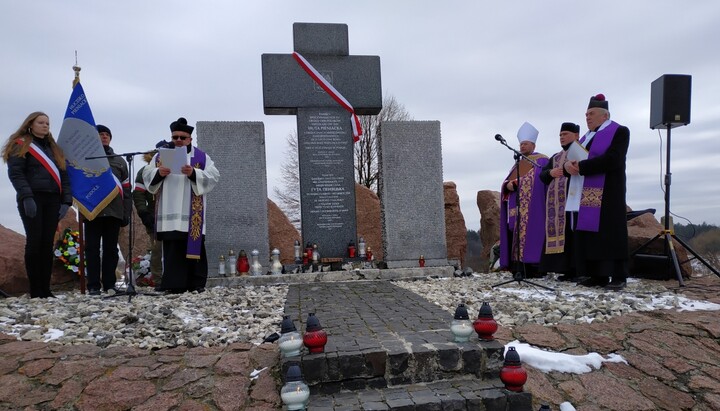 Пам'ятник жертвам у Гуті Пеняцькій. Фото: fttc