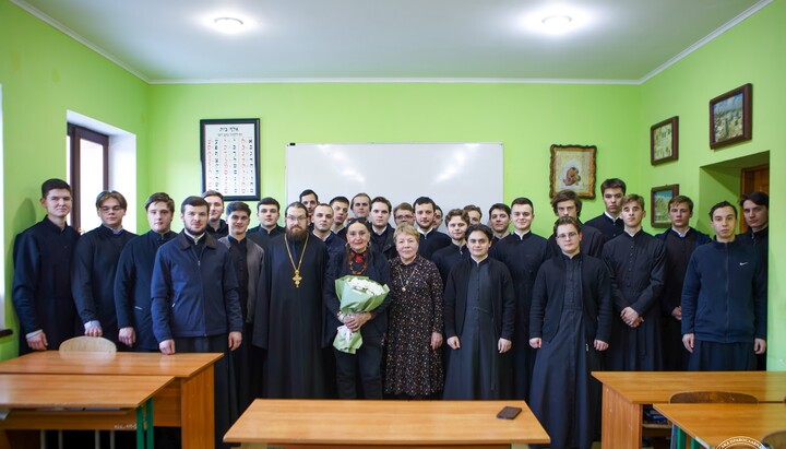 Студенти КДА та Лариса Кадочникова. Фото: сайт КДАіС