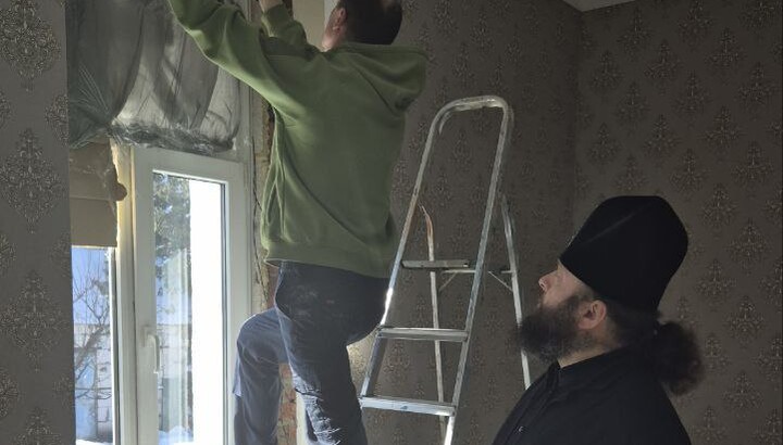 Windows are being installed at the Konotop Eparchy Administration. Photo: the eparchy's press service