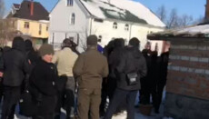 У селі Щасливе під Києвом активісти ПЦУ захопили храм УПЦ