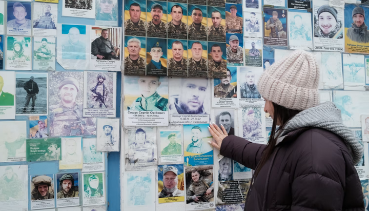 Стіна в Києві з загиблими українськими військовими. Фото: CNN