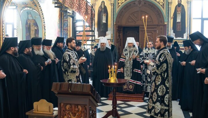 Блаженнейший Митрополит Киевский и всея Украины Онуфрий вознес молитву за упокой воинов и погибших в войне мирных жителей. Фото: УПЦ