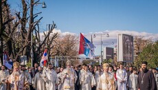 Στα Πόντγκοριτσα πραγματοποιήθηκε πολυχιλιάδων ανθρώπων σταυροφορία στη μέρα του προστάτη της πόλης