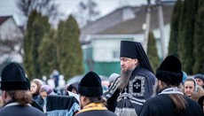 У Корсунь-Шевченківському ієрарх УПЦ читав канон біля захопленого ПЦУ храму