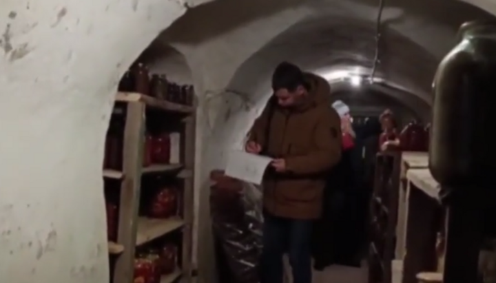 Комісія оглядає погріб у Милецькому монастирі. Фото: скріншот відео «Дозор»
