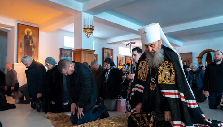 Предстоятель УПЦ читає покаянний канон у Феофанії. Фото: УПЦ