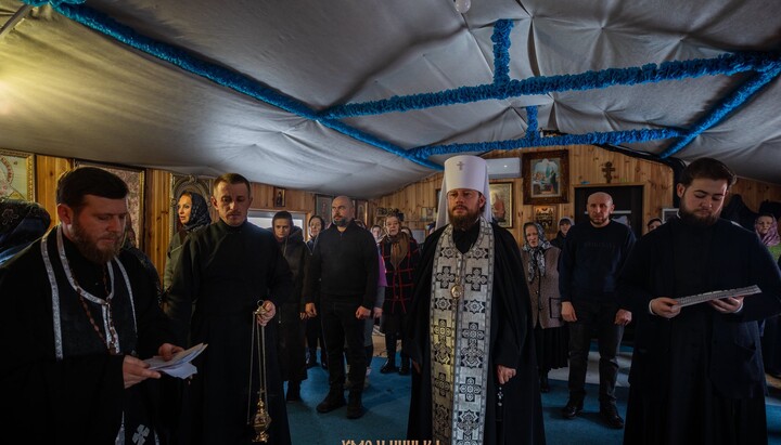 Митрополит Віктор здійснює великопісне богослужіння в Успенській парафії Хмельницького. Фото: Хмельницька єпархія