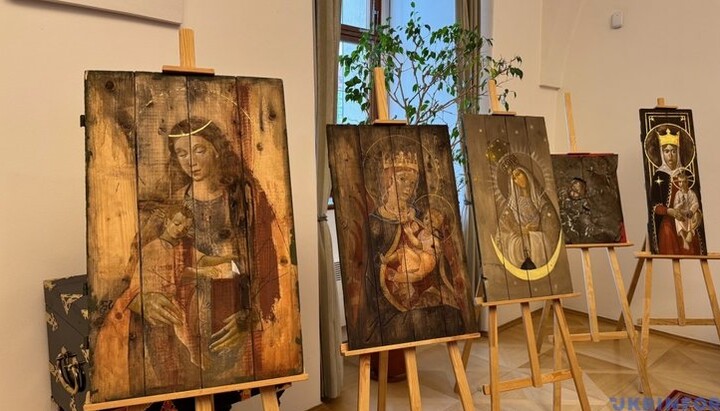 An exhibition of icons painted on lids from artillery shell crates. Prague, Czechia. Photo: Ukrinform