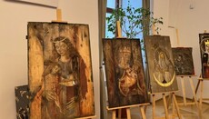 Україна показала в Чехії ікони, написані на ящиках від чеських снарядів