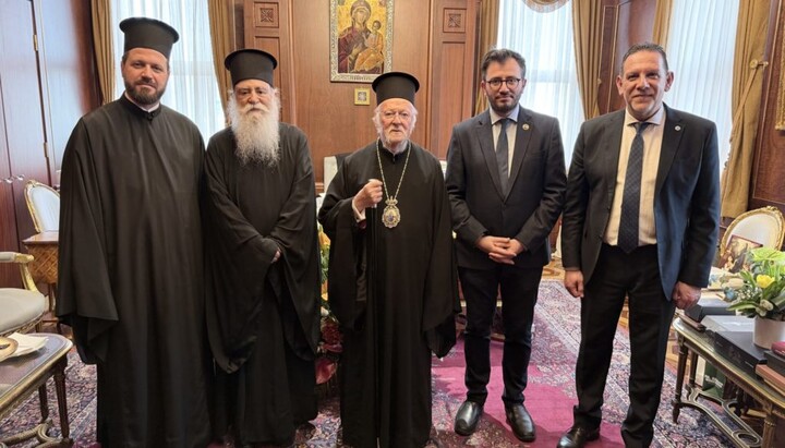 Патріарх Варфоломій з ректором Іонічного університету, професором Андреасом Флоросом та офіційним архонтом Олександрійського Патріархату, доцентом і завідувачем кафедри Христосом Карідісом. Фото: orthodoxia newsagency