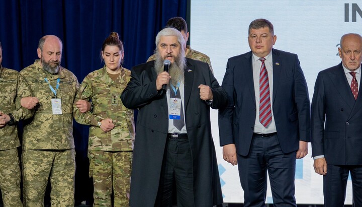 Асман під час молитви у Вашингтоні. Фото: Фейсбук Асмана