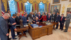 У Білому домі пастори помолилися з Трампом про США та їхню армію