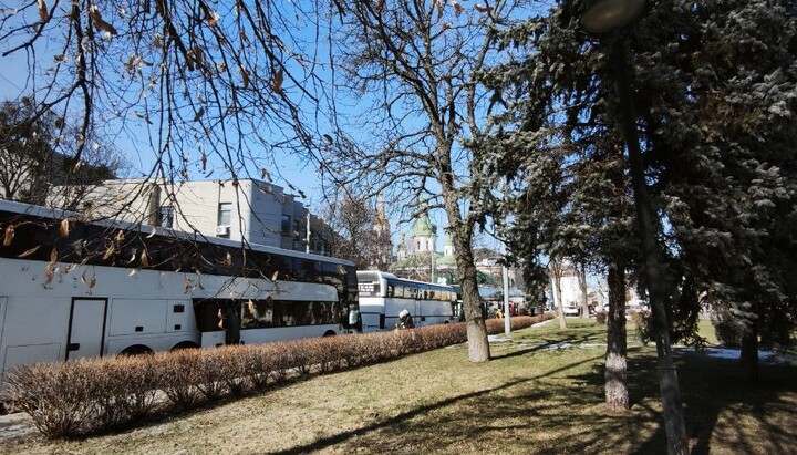 Автобуси, якими привезли «парафіян» ПЦУ під стінами Лаври. Фото: ТГ-канал «Фортеця Лавра»
