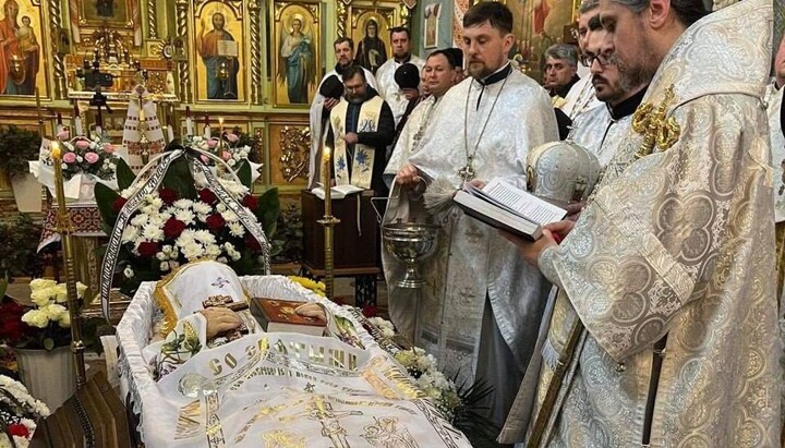 У ПЦУ відспівували клірика в погребальному покрові на церковнослов'янській