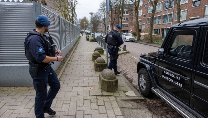 Police at the building of a Jewish school in Amsterdam. Photo: Inter Visual Studio/Mexx van der Lieuw