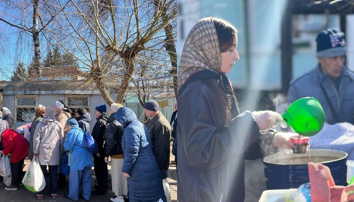 Верующие УПЦ раздают продукты и горячую пищу нуждающимся. Фото: страница Синодального отдела УПЦ по социально-гуманитарным вопросам в Facebook.