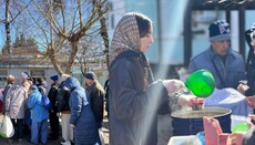 Οι Επαρχίες της ΟΕΚ παρέδωσαν τρόφιμα και δώρα σε παιδιά και άτομα με αναπηρία