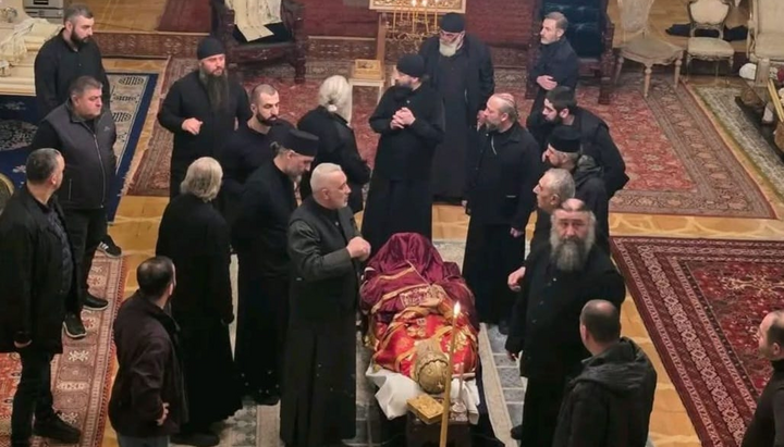 Το σώμα του Πατριάρχη Ηλία στο κτίριο του Πατριαρχείου της Γεωργίας. Φωτογραφία: ΣΠΖ στη Γεωργία