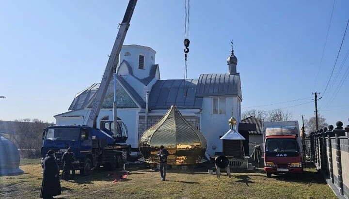 Встановлення освяченого купола. Фото: Facebook