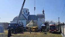 У Теклівці на храм УПЦ встановили освячений хрест і купол
