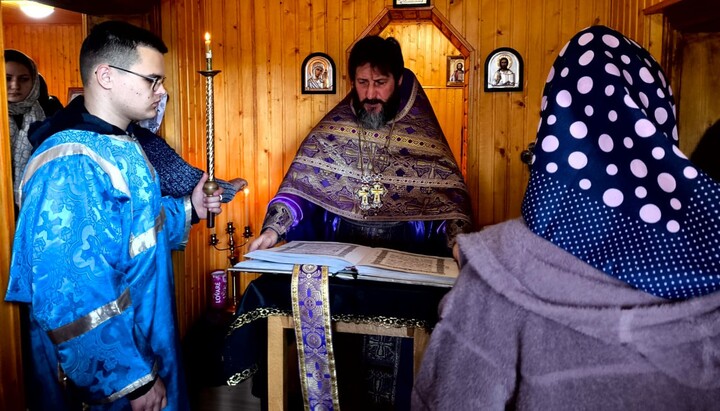Богослужіння на переслідуваній парафії в Керстенцях. Фото: редакція СПЖ