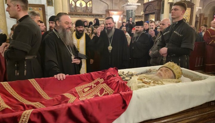 Митрополит Лонгин у гроба покойного Патриарха Илии II. Фото: СПЖ