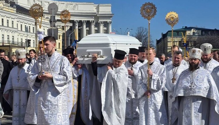 Траурная процессия во Владимирский собор. Фото: t.me/nvua_official