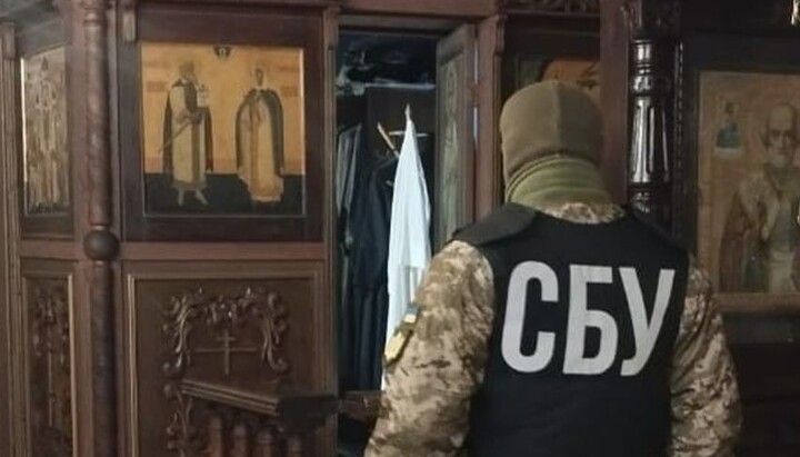 Співробітник СБУ під час обшуку в одному з храмів УПЦ. Фото: СБУ