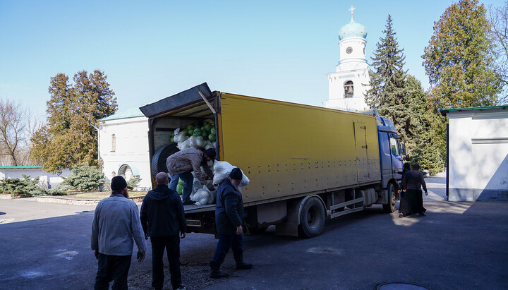Ανθρωπιστική βοήθεια που παραδόθηκε στη Λαύρα του Αγίου Όρους. Φωτογραφία: svlavra.church.ua