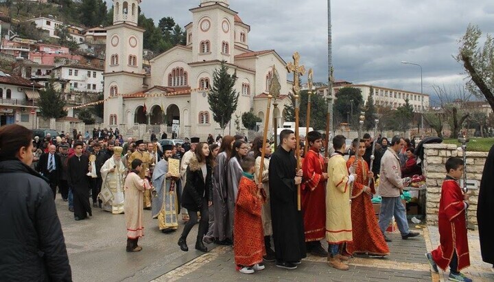Αλβανοί ορθόδοξοι χριστιανοί σε λιτανεία προς τιμήν των Θεοφανείων. Φωτογραφία: orthochristian.com