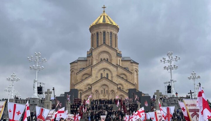 Церковна хода в Тбілісі біля собору Самеба після кончини Патріарха Іллі II. Фото: СПЖ