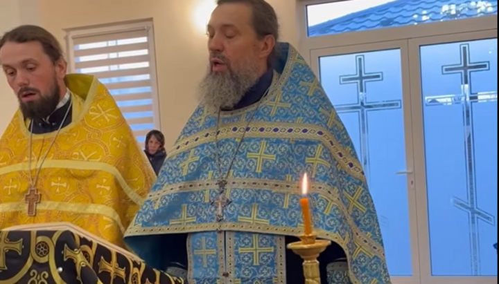 Κλήρος της κοινότητας της Κοιμήσεως της ΥΠΕ στο χωριό Ντουμπόβετς διαβάζει Ακάθιστο στη Θεοτόκο. Φωτογραφία: Στιγμιότυπο βίντεο Facebook