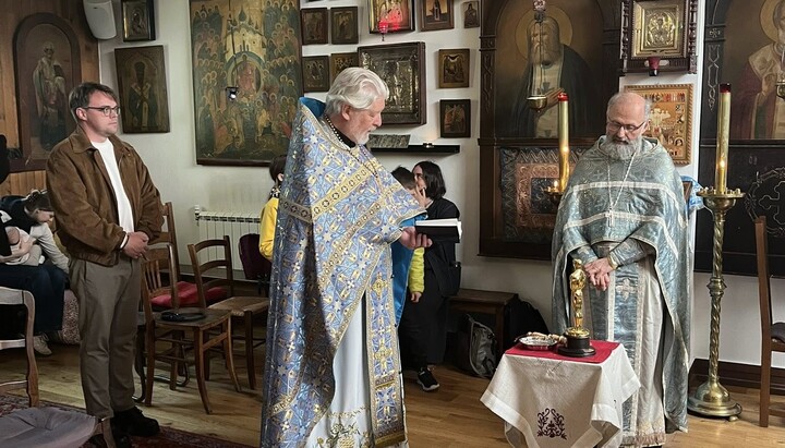 Fr. Alexiy Uminsky performed a blessing of an Oscar statuette in Paris. Photo: Loshak’s Facebook page