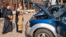 Предстоятель УПЦ освятив автомобілі для евакуації поранених з фронту