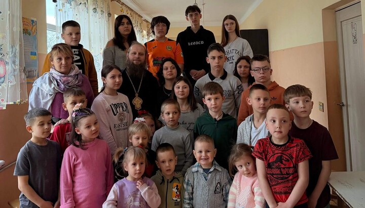 Священник з вихованцями дитячого будинку «Барвинок». Фото: Мукачівська єпархія