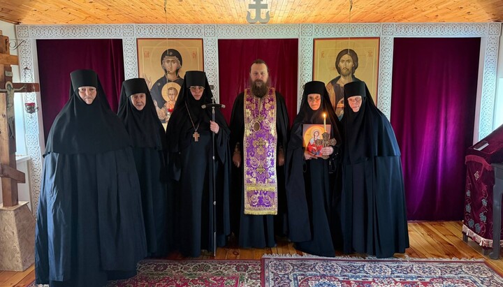 Архієпископ Віктор і черниці після постригу. Фото: прес-служба Одеської єпархії