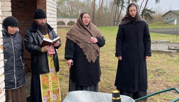 Насельниці Крупицького монастиря моляться під відкритим небом. Фото: Телеграм-канал «Дозор»
