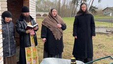 После изгнания монахинь Крупицкой обители они молятся под открытым небом