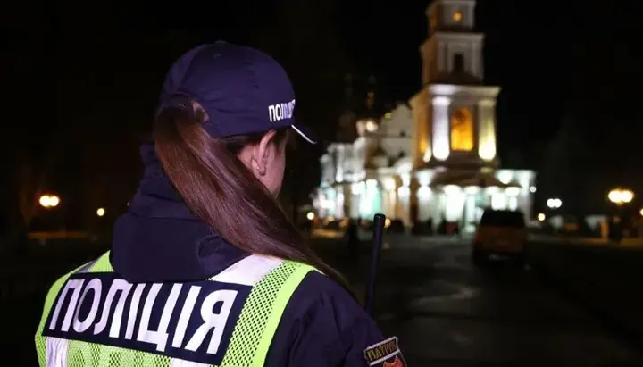 Η αστυνομία ελέγχει την τάξη κατά τη διάρκεια της Θείας Λειτουργίας. Φωτογραφία: poltava.today