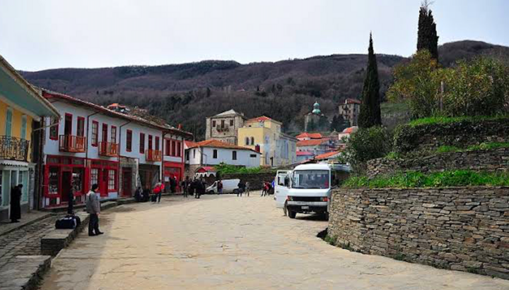 Karyes is the administrative center of Athos, where the traffic accident involving a monk occurred. Photo: Vima Orthodoxias