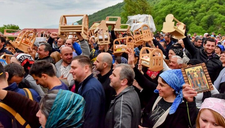 Τσαχχούρο. Οι πιστοί φέρνουν κούνιες στον ναό. Φωτογραφία: επαρχία Τσκοντίντι