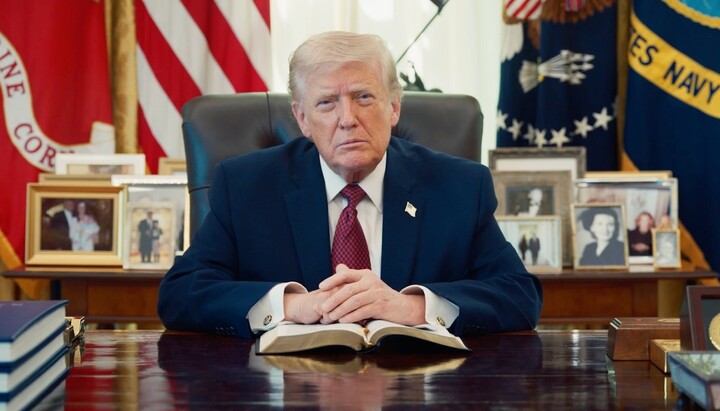 Дональд Трамп цитує уривок з Біблії. Фото: прев'ю з відео America Reads the Bible